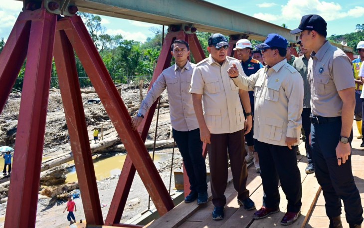 Presiden Prabowo saat Tinjau Jembatan Bailey di Tapanuli Selatan