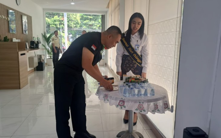 Semarak Hari Pelanggan Nasional, BRI BO Segitiga Senen Sambut Nasabah Hangat dalam Balutan Wastra Nusantara