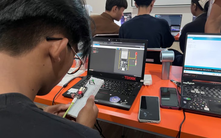 Telkom AI Center Makassar dan GDGoC UNM Latih 20 Talenta Muda di Bidang Robotics dan IoT