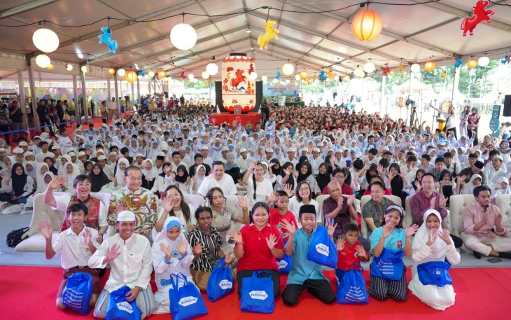 Wakil Menteri Ekonomi Kreatif, Irene Umar, menghadiri Aksi Sosial Harmoni Imlek Nusantara berupa pemberian santunan kepada 1.000 yatim piatu lintas agama dari beberapa yayasan dan panti asuhan, di Lapangan Banteng, Jakarta, Minggu (1/3/2026)