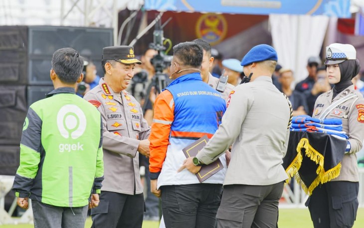 Kapolri Jenderal Listyo Sigit Prabowo memimpin apel ojek online (ojol) dan buruh kamtibmas 'Nyago Bumi Sriwijaya Aman Bae' di Stadion Bumi Sriwijaya, Kota Palembang
