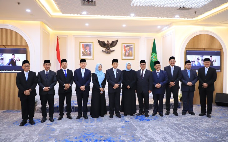 Keputusan Presiden tentang Pengangkatan Pimpinan dan Anggota BAZNAS Periode 2026-2031 yang diserahkan oleh Menteri Agama Nasaruddin Umar di Ruang Pelantikan Lantai 2 Kementerian Agama Republik Indonesia, Jakarta, Selasa (10/3/2026)