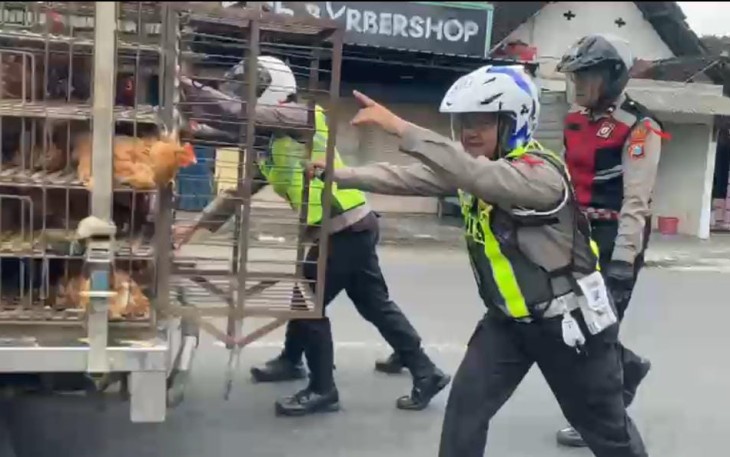 Respon Cepat Tim Urai Polres Blitar Bantu Kendaraan Mogok