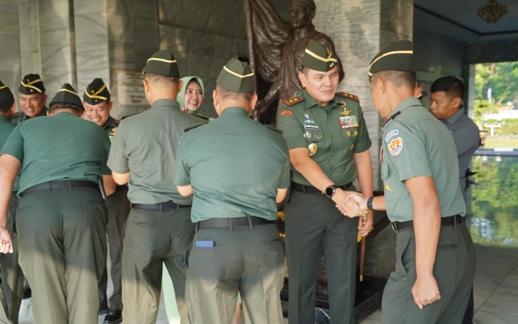 Gubernur Akademi Militer (Akmil) Mayjen TNI Rano Tilaar bersama Ibu Tanya Rano Tilaar, didampingi Wakil Gubernur Akmil Brigjen TNI Pramungkas Agus T., S.I.Pem., M.H. beserta Ibu, memimpin kegiatan Halal Bihalal bersama seluruh organik Akmil