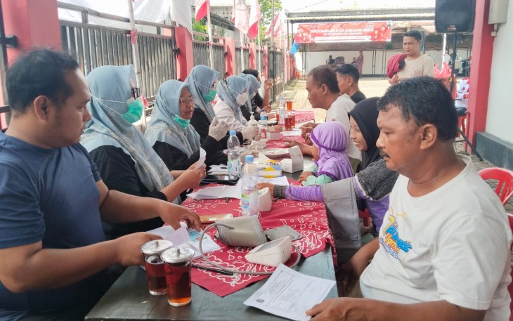 Kegiatan sosial bertajuk "Cek Kesehatan Gratis dan Dapur Marhaen" di Kantor DPC PDIP Karanganyar, Jumat (10/4/2026)