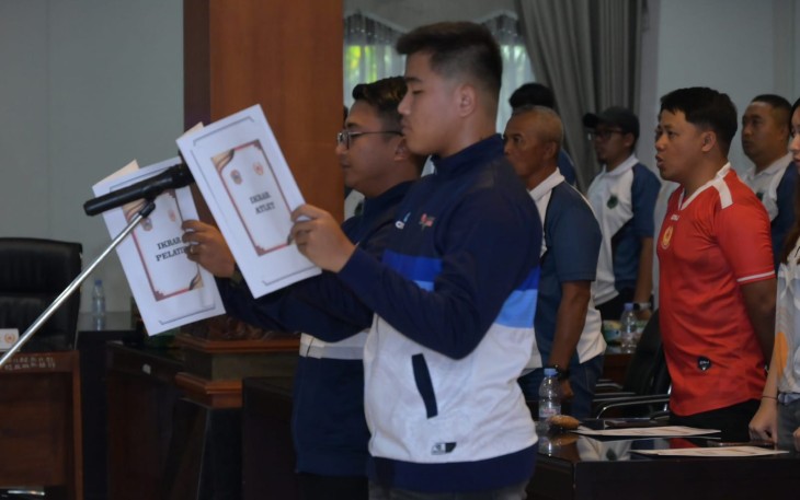 Pembacaan ikrar pelatih dan atlet dalam acara pengukuhan kontingen atlet peserta PORPROV XVII Jawa Tengah, di Ruang Paripurna DPRD Kabupaten Karanganyar pada Sabtu (11/4/2026)