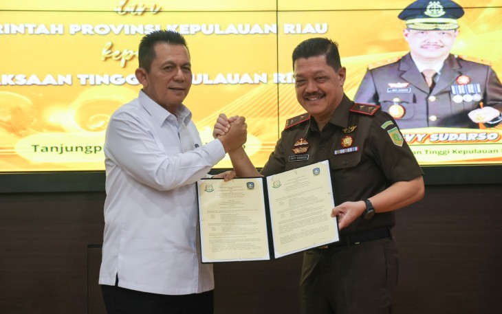 Penyerahan hibah tersebut dilakukan langsung oleh Gubernur Kepulauan Riau, Ansar Ahmad kepada Kepala Kejaksaan Tinggi Kepri, J Devy Sudarso, di Kantor Kejati Kepri, Tanjungpinang, Kamis (16/4/2026)