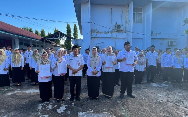 Dinas Komunikasi, Informatika, dan Statistik (Kominfotik) Provinsi Bengkulu melaksanakan apel pagi yang dirangkaikan dengan penandatanganan surat pernyataan tidak melakukan pungutan liar (pungli) dan gratifikasi, Rabu (22/4) /Foto : MC 