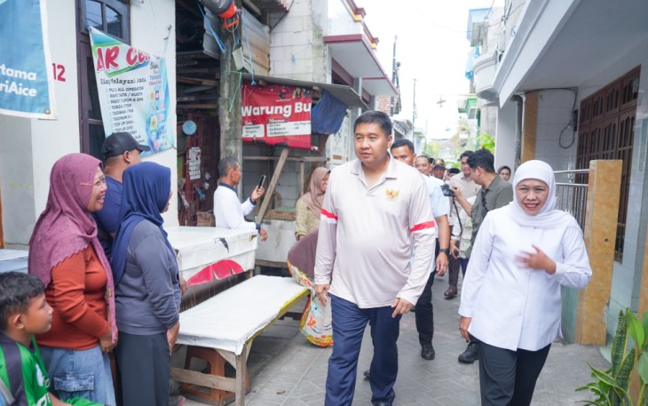 Gubernur Jatim Khofifah Indar Parawansa mendampingi Menteri Perumahan dan Kawasan Permukiman (PKP) Maruarar Sirait meluncurkan program Bantuan Stimulan Perumahan Swadaya (BSPS) se-Jatim di Kelurahan Wonokusumo, Semampir, Surabaya, Minggu (3/5/2026)
