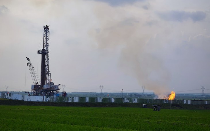 Sumur eksplorasi Darajingga 001 di Desa Menden, Kecamatan Kradenan, Blora saat melakukan fase uji produksi pada Minggu (3/5/2026)