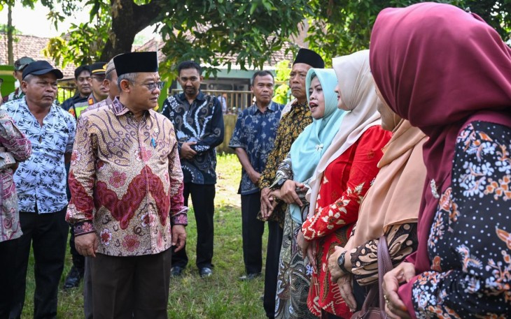 Menteri Pendidikan Dasar dan Menengah Abdul Mu’ti melakukan kunjungan kerja dan mendengar langsung kisah Perjuangan Sitimah