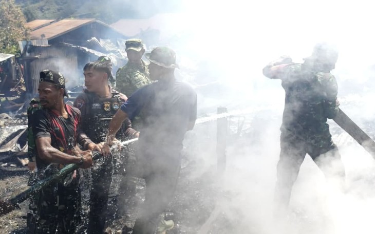 Anggota TNI berjibaku memadaman Api
