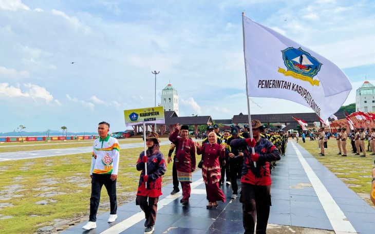 Sekretaris Daerah Kabupaten Bintan, Ronny Kartika, menghadiri pembukaan Pekan Olahraga Pelajar Daerah (POPDA) X Provinsi Kepulauan Riau Tahun 2026 yang digelar di Panggung Sri Kemuning, Coastal Area, Kabupaten Karimun, Kamis (02/07)