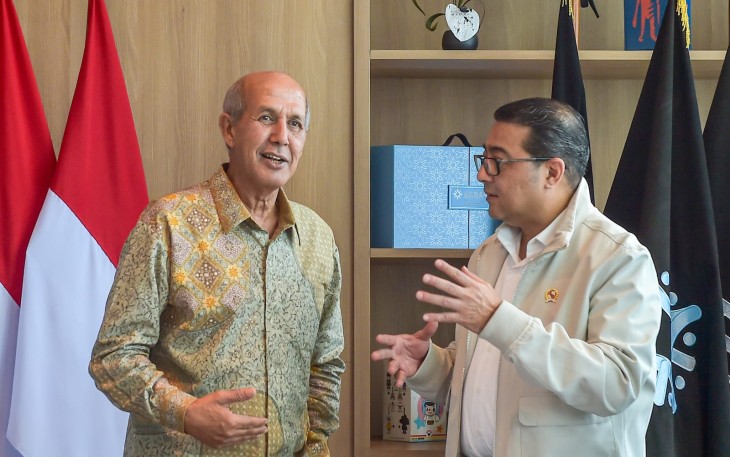 Menteri Ekonomi Kreatif/Kepala Badan Ekonomi Kreatif (Ekraf), Teuku Riefky Harsya (kanan), berbincang dengan Deputi Direktur Jenderal World Intellectual Property Organization (WIPO), Hasan Kleib (kiri), saat menerima audiensi delegasi World Intellectual Property Organization (WIPO) di Kantor Kementerian Ekonomi Kreatif, Jakarta, Kamis (6/08/2026).