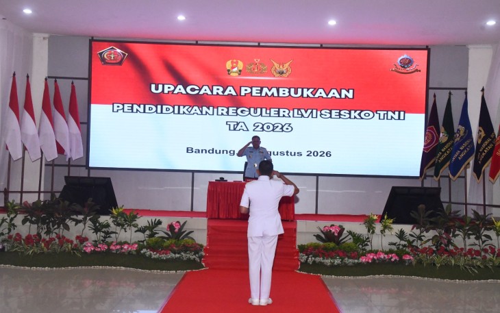 Mewakili Panglima TNI, Dansesko TNI Marsdya TNI M. Khairil Lubis membuka Pendidikan Reguler (Dikreg) LVI Sesko TNI Tahun Anggaran 2026 di Gedung Serasan Sesko TNI, Bandung, Jawa Barat, Selasa (11/8/2026).