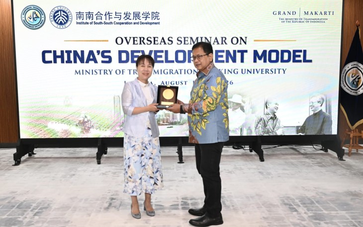 Penyerahan cinderamata oleh Wakil Menteri Transmigrasi Viva Yoga Mauladi kepada  National School of Development Peking University Professor Lei Xiaoyan