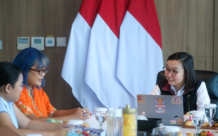 Wakil Menteri Ekonomi Kreatif/Wakil Kepala Badan Ekonomi Kreatif (Ekraf), Irene Umar (kanan), berdialog dengan CEO sekaligus Founder PT. Folkacommunal Kreasi Sukaria, Sara Tobing (kiri) saat menerima audiensi Folkacommunal di Kantor Kementerian Ekonomi Kreatif, Jakarta, Senin (10/08/2026).