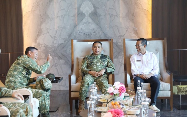 ali Kota Batam, Amsakar Achmad, saat sambut kedatangan Panglima TNI, Jenderal Agus Subiyanto, di Bandara Internasional Hang Nadim Batam, Senin (4/8/2026).