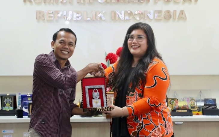  Anggota/Deputi Bidang Pelayanan Umum BP Batam, Ariastuty Sirait, bersama Komisioner Bidang Sosialisasi, Edukasi, dan Komunikasi Publik KIP, Edi Purwanto
