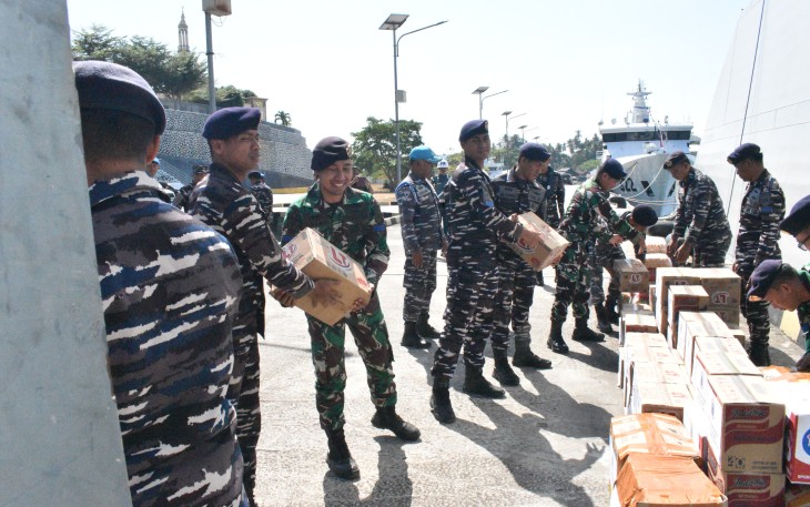 TNI AL Kirim Bantuan Kemanusiaan Melalui KRI Bung Hatta-370 Untuk Warga Terdampak Gempa di NTT 