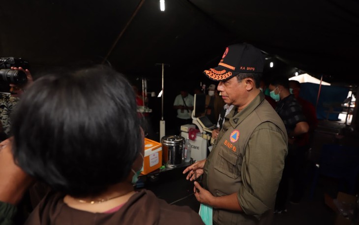 Kepala BNPB Letjen TNI Dr. Suharyanto S.Sos., M.M., saat mengunjungi Rumah Sakit Umum Daerah (RSUD) Manggarai, yang terdampak gempabumi M 7,7 di Ruteng, Kabupaten Manggarai, Nusa Tenggara Timur, Minggu (16/8).