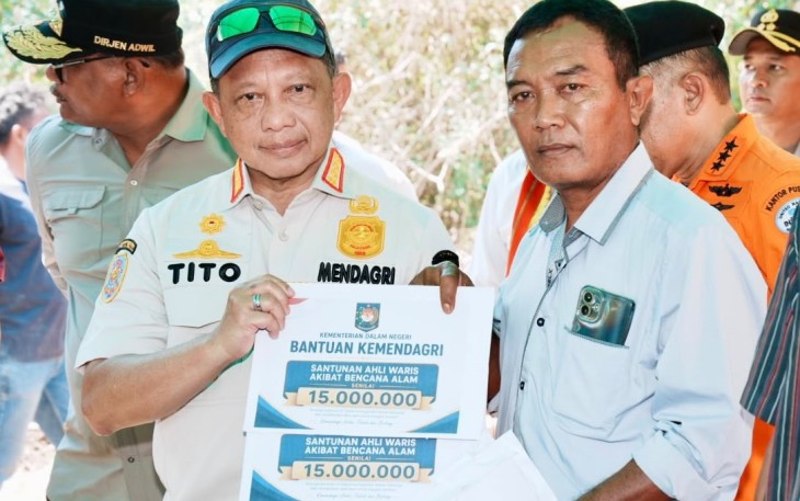 Mendagri saat Salurkan Tali Asih untuk Ahli Waris Korban Meninggal Akibat Gempa NTT