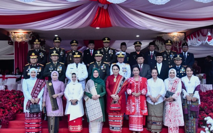 Dankodaeral IX saat Hadiri Upacara Penurunan Bendera HUT Ke-81 RI di Lapangan Merdeka Ambon