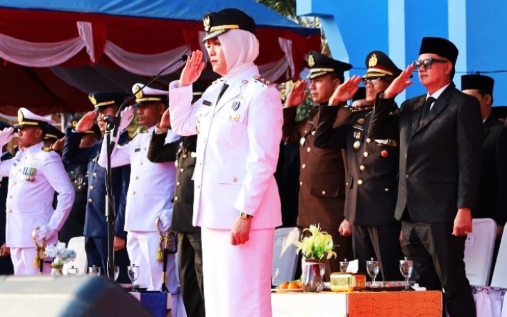 Wabup Bintan, Deby Maryanti saat Pimpin Upacara Penurunan Bendera Merah Putih HUT ke-81 RI di Relief Antam Kijang