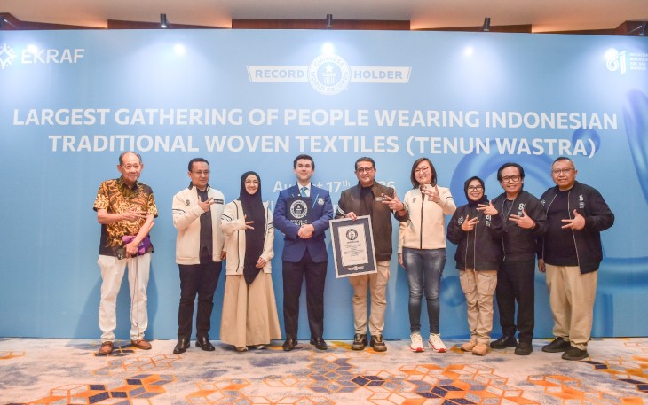 Menteri Ekonomi Kreatif/Kepala Badan Ekonomi Kreatif (Ekraf), Teuku Riefky Harsya, menerima Guinness World Record (GWR) dalam rangkaian kegiatan HUT ke-81 Kemerdekaan RI, Jakarta, Senin (17/8/2026).