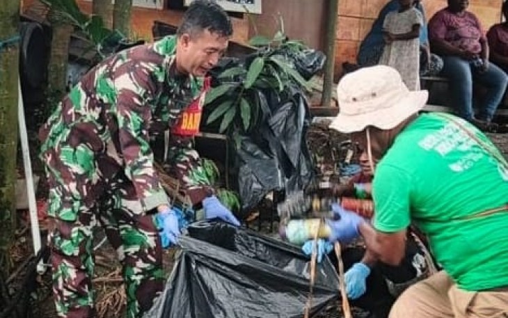 Babinsa Timika saat Turun Langsung Gotong Royong Bersihkan Kali