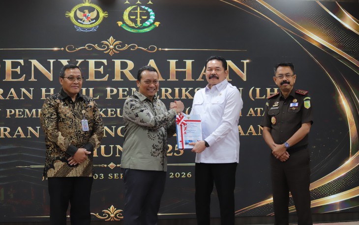 Jaksa Agung ST Burhanuddin bersama Pimpinan Pemeriksaan Keuangan Negara I BPK RI Nyoman Adhi Suryadnyana saat penyerahan Laporan Hasil Pemeriksaan (LHP) atas Laporan Keuangan Kejaksaan RI Tahun Anggaran 2025 di Gedung Utama Kejaksaan Agung, Jakarta, Kamis (3/9/2026).