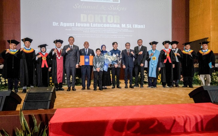 Menteri Ekonomi Kreatif/Kepala Badan Ekonomi Kreatif (Ekraf), Teuku Riefky Harsya, menghadiri Sidang Ujian Doktor Terbuka Sekolah Pascasarjana Universitas Airlangga (UNAIR), Surabaya, Kamis (3/9/2026).