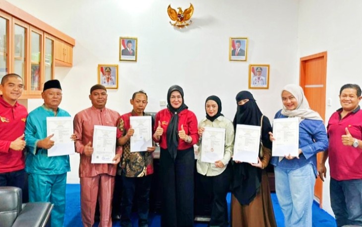 Penyerahan sertifikat hak merek kepada salah satu IKM binaan Kota Tanjungpinang yang difasilitasi Pemko Tanjungpinang bersama Kemenperin RI, Jumat (4/9/2026).