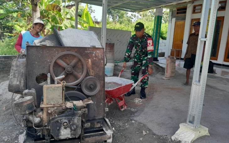 Babinsa Desa Tulungrejo Koramil 0803-02/Madiun Serka Jainal bersama warga bergotong royong melaksanakan pengecoran halaman mushola di Desa Tulungrejo, Kecamatan Madiun, Kabupaten Madiun. Kegiatan tersebut sebagai bentuk kepedulian sekaligus mempererat sinergi TNI dan masyarakat.
