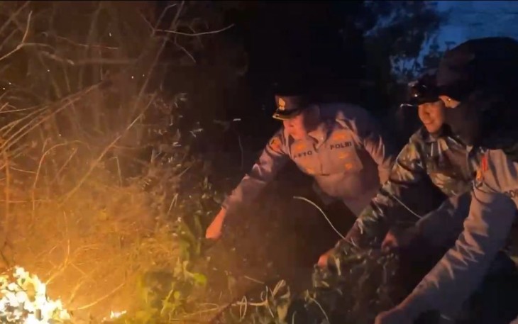 Tim gabungan Polres Bondowoso bersama Perhutani berjibaku memadamkan kebakaran hutan dan lahan (karhutla) di kawasan Desa Jampit, Kecamatan Ijen, Bondowoso, Jumat (4/9/2026). Petugas menembus medan terjal dan kepungan angin kencang untuk melokalisir serta memastikan api tidak kembali menjalar.