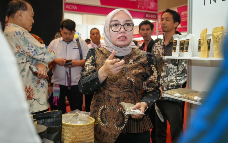 Wakil Menteri Koperasi (Wamenkop) Farida Farichah saat menghadiri CIEIE Indonesia 2 Sessie di Forum Area Hall C3, JIExpo Kemayoran, Jakarta, Jumat (4/9).
