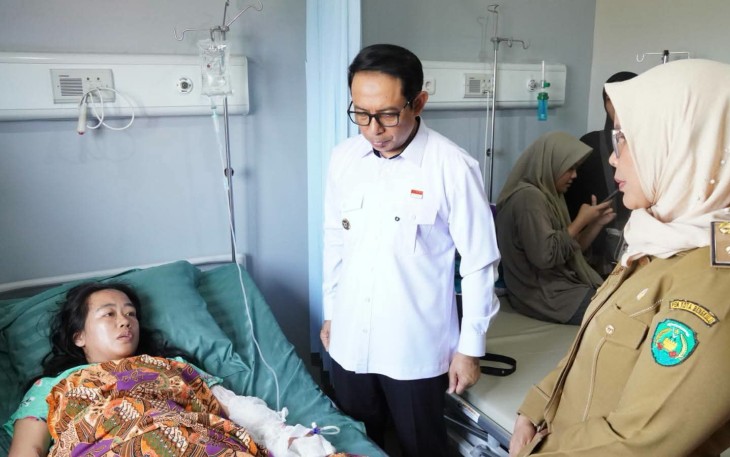Walikota Bengkulu Dedy Wahyudi menjenguk warga yang menjadi korban kebakaran dan tengah menjalani perawatan di Rumah Sakit Gading Medika, Senin (10/8)