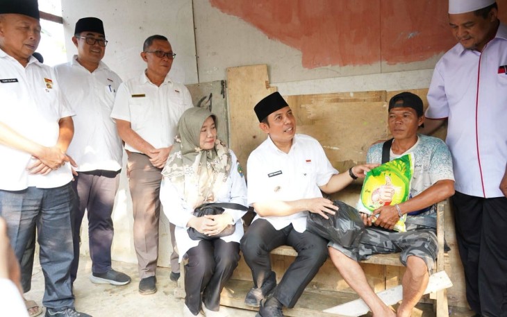 Walikota Bengkulu Dedy Wahyudi didampingi Penjabat (PJ) Sekretaris Daerah Medy Pebriansyah meninjau langsung warga penerima Program Bantuan Stimulan Perumahan Swadaya (BSPS)