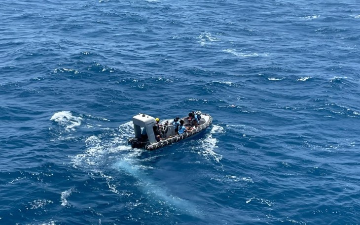 Personel TNI Angkatan Laut melaksanakan penyelaman dan pemantauan kerangka KM Virgo Transport 8 di Laut Jawa dalam rangka mendukung operasi pencarian dan pertolongan korban, Kamis (17/9/2026). Operasi SAR juga didukung pemasangan buoy, pengamanan kerangka kapal, serta uji penggunaan Remotely Operated Vehicle (ROV) untuk pengamatan bawah permukaan laut.