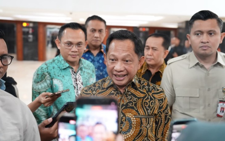 Menteri Dalam Negeri (Mendagri) Muhammad Tito Karnavian memberikan keterangan kepada wartawan usai mengikuti Rapat Koordinasi Membahas Status PPPK dan PPPK Paruh Waktu Lintas Profesi di Kompleks Parlemen Senayan, Jakarta, Kamis (17/9/2026).