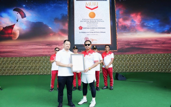 Empat penghargaan diserahkan oleh Wakil Direktur Utama MURI Osmar Semesta Susilo, M.I.B., dan diterima langsung oleh Panglima TNI Jenderal TNI Agus Subiyanto di Lapangan Silang Monas, Jakarta Pusat, Minggu (20/9/2026).