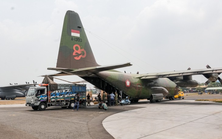 TNI Kirimkan 20 Ton NaCl ke Banjarmasin dan Palembang
