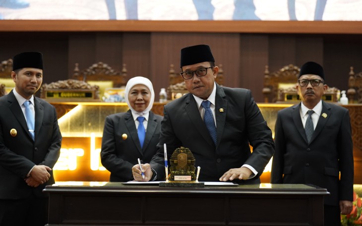 Penandatanganan bersama atas Rancangan Peraturan Daerah tentang Penyertaan Modal pada Jamkrida Jatim dalam Rapat Paripurna DPRD Jatim, Senin (7/9/2026).