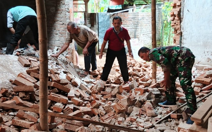 Anggota Kodim Ponorogo Gerak Cepat Bantu Warga Terdampak Gempa Bumi 