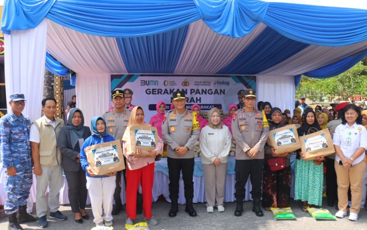 Kapolda Kalteng, Irjen Pol Iwan Kurniawan saat menghadiri pembukaan Gerakan Pangan Murah di Bundaran Pancasila, Pangkalan Bun, Kab. Kobar, Prov. Kalteng, Jumat (13/3/2026).