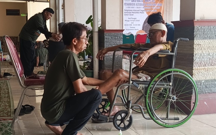 Baksos pengobatan alternatif gratis yang digelar Yayasan Suket Lawu Mawiji di Kapanewon Semin, Gunungkidul, Daerah Istimewa Yogyakarta, Minggu (19/4/2026).