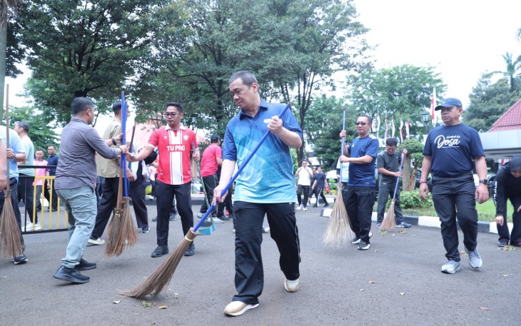 Wamendes Ariza saat Senam Bersama dan Gerakan Bersih-bersih lingkungan Kemendes PDT, Jumat (6/2/2026).