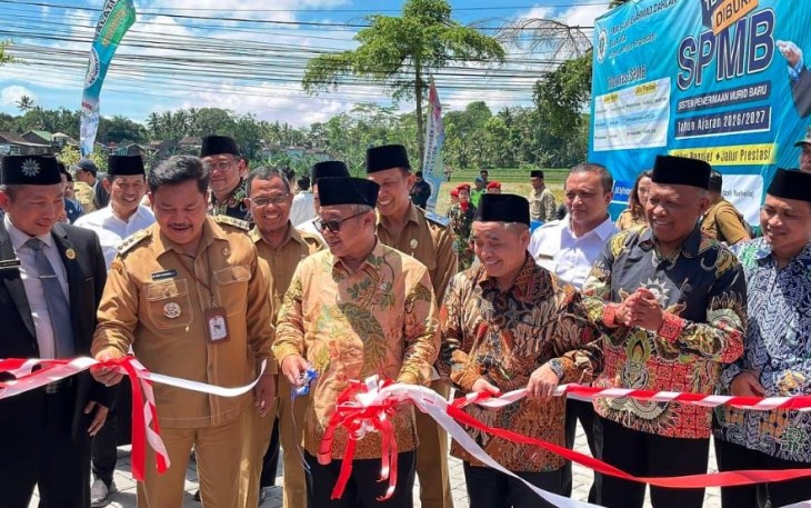 Abdul Mu'ti saat menggunting pita resmikan SMA Saintek Ahmad Dahlan Salatiga