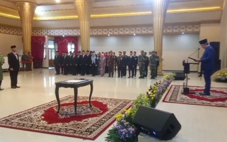 Bupati Jember Muhammad Fawait melantik dan mengambil sumpah jabatan Achmad Imam Fauzi sebagai Penjabat Sekretaris Daerah Kabupaten Jember di Pendopo Wahyawibawagraha, Selasa (12/5/2026). Kegiatan tersebut dihadiri jajaran Forkopimda, pimpinan TNI-Polri, kepala OPD, direksi rumah sakit daerah, serta para camat se-Kabupaten Jember.