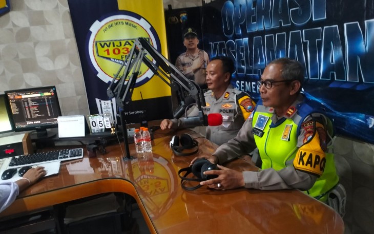 Polres Pelabuhan Tanjungperak menyapa masyarakat dan berdialog interaktif melalui gelombang radio di Wijaya FM, Kamis sore (5/2/2026). 